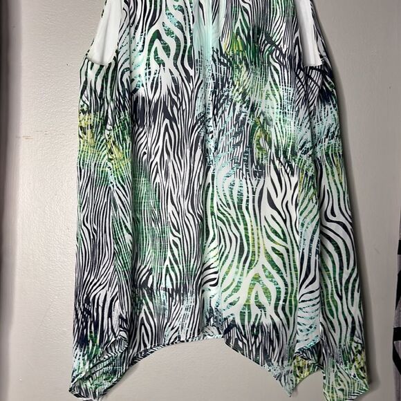 Alyx zebra print top with handkerchief hem size medium - Picture 4 of 10
